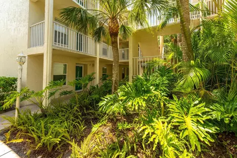 7294 Cloister Dr #33, Sarasota, FL 34231