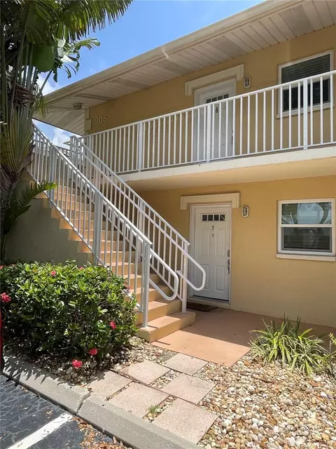 906 La Costa Cir #7, Sarasota, FL 34237