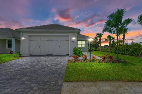 8101 Sternway Rd, Sarasota, FL 34240