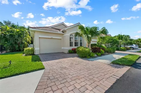 7803 33rd St E, Sarasota, FL 34243