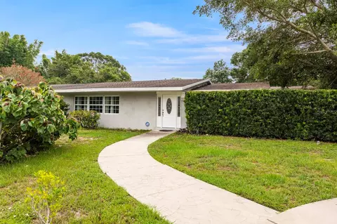 3831 E Forest Lake Dr, Sarasota, FL 34232