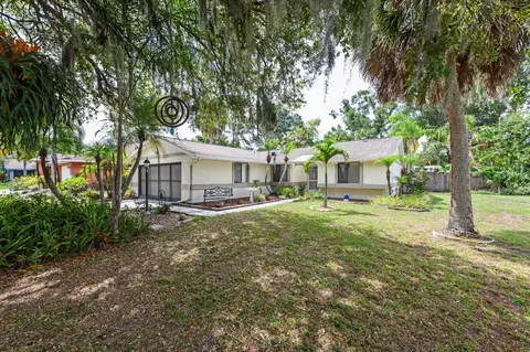 928 Winter Garden Dr, Sarasota, FL 34243