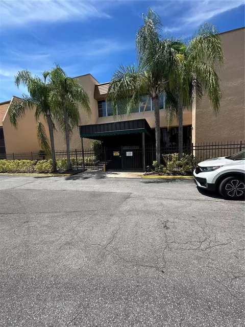 5820 N Church Ave #221, Tampa, FL 33614