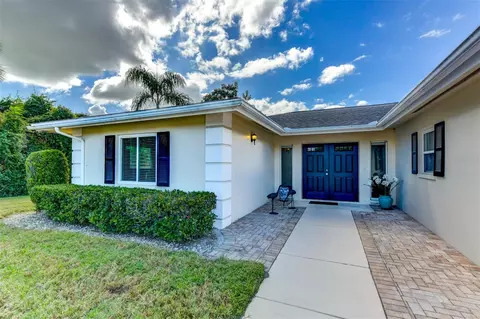 7216 W Country Club Dr N, Sarasota, FL 34243