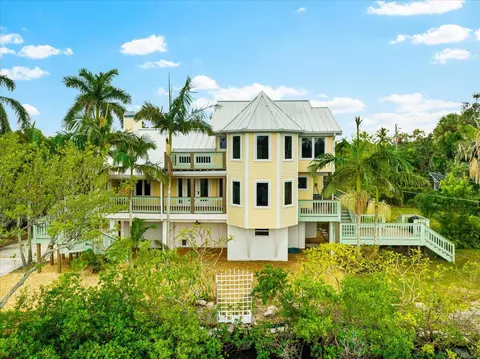 1015 Bayshore Dr, Terra Ceia Island, FL 34250