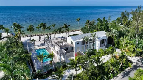 7652 Sanderling Rd, Sarasota, FL 34242