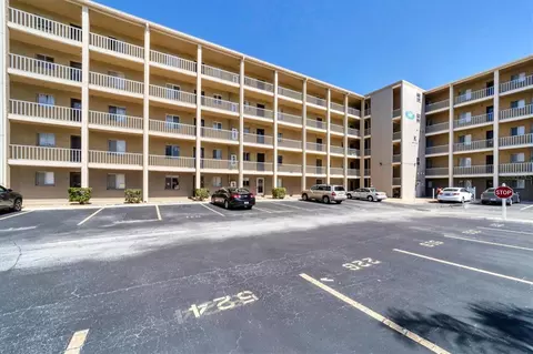 3598 Lake Bayshore Dr #220, Bradenton, FL 34205