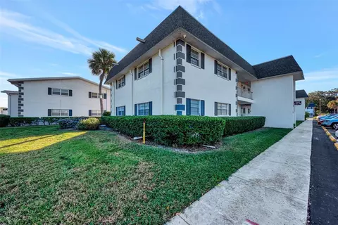4705 5th St W #304, Bradenton, FL 34207