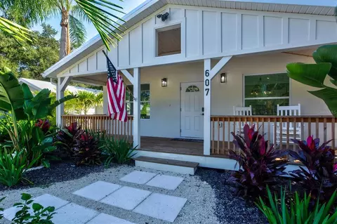 607 37th St W, Bradenton, FL 34205