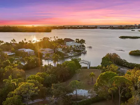1329 N Lake Shore Dr, Sarasota, FL 34231