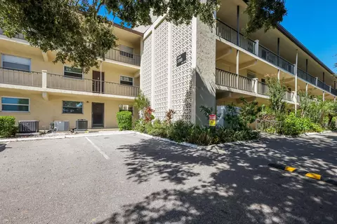 2280 Stickney Point Rd #425, Sarasota, FL 34231