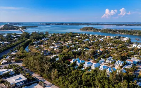 6809 Pine St, Longboat Key, FL 34228