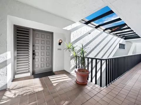 2039 Gulf Of Mexico Dr #G3-305, Longboat Key, FL 34228