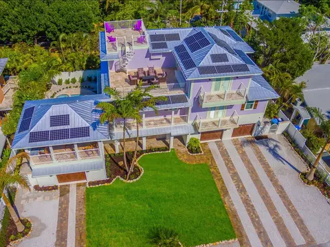 106 81st St, Holmes Beach, FL 34217
