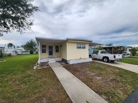 230 Freeport Dr, Sarasota, FL 34233
