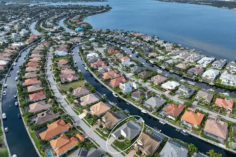 560 Mast Dr, Bradenton, FL 34208