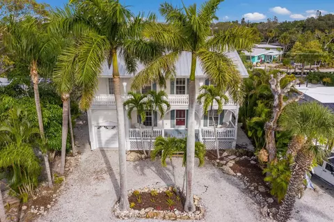 423 Avenida De Mayo, Sarasota, FL 34242
