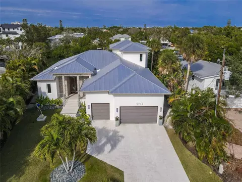 250 Island Cir, Sarasota, FL 34242