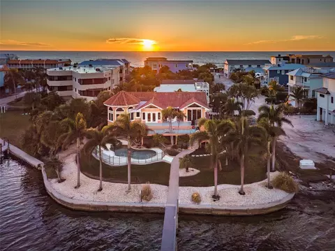 115 8th St S, Bradenton Beach, FL 34217