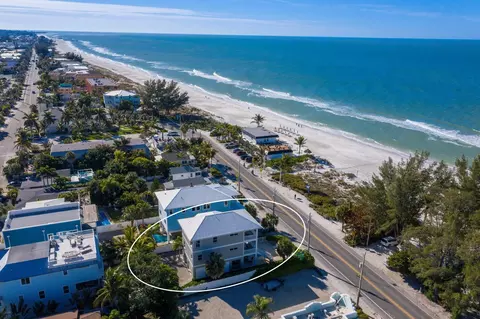 2213 Gulf Dr N, Bradenton Beach, FL 34217