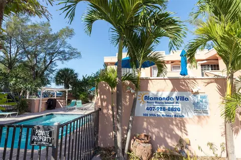 102 39th St #2, Holmes Beach, FL 34217
