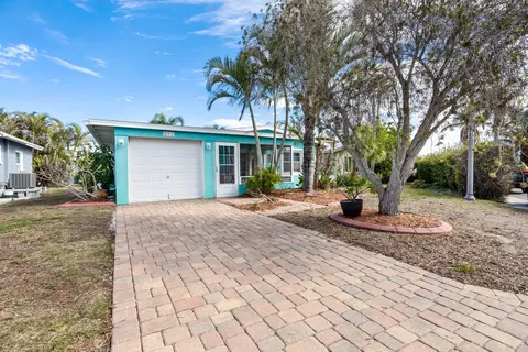 852 180th Ave E, Redington Shores, FL 33708