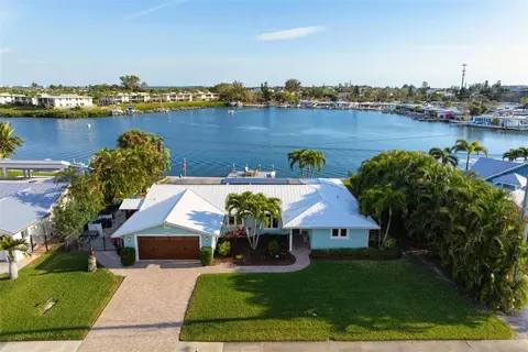 525 Key Royale Dr, Holmes Beach, FL 34217