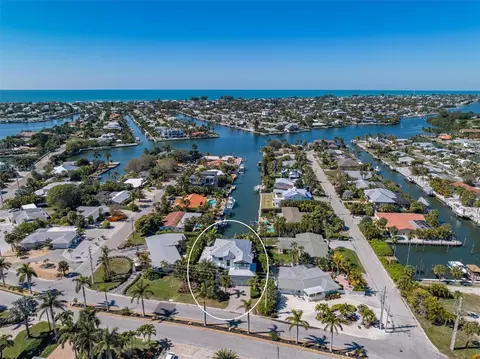 620 Key Royale Dr, Holmes Beach, FL 34217