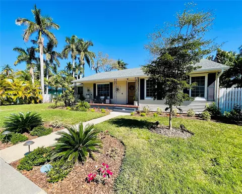 121 24th St W, Bradenton, FL 34205