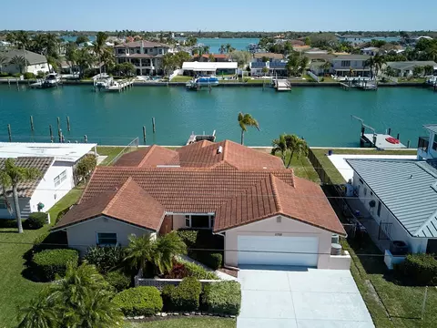 11755 6th St E, Treasure Island, FL 33706