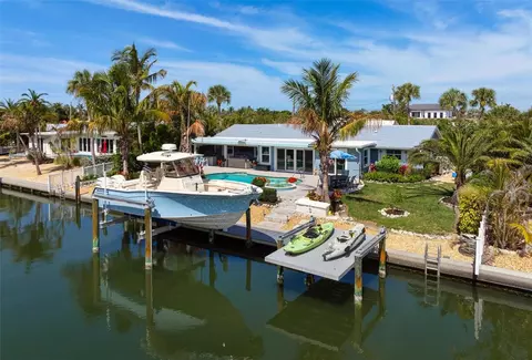 612 Emerald Ln, Holmes Beach, FL 34217