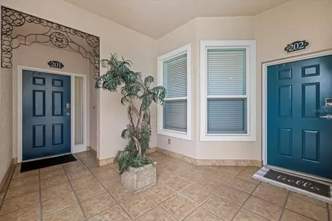 5440 Eagles Point Cir #201, Sarasota, FL 34231