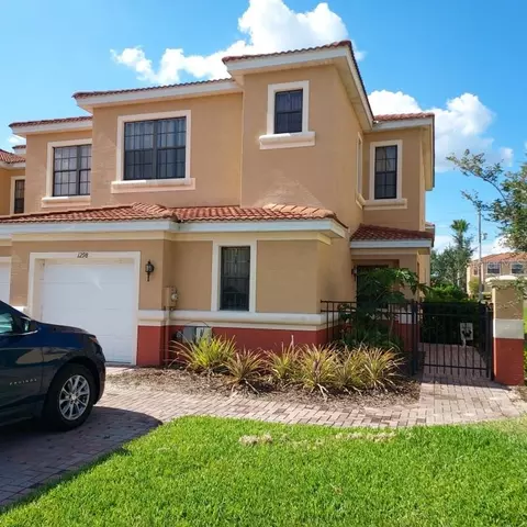 1298 Clove Dr, Kissimmee, FL 34759
