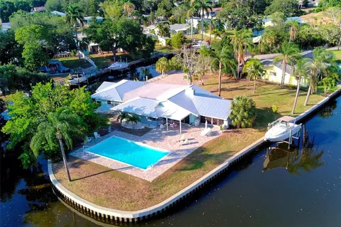 245 Magellan Dr, Sarasota, FL 34243