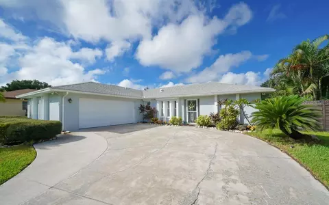 5654 Creekwood Dr, Sarasota, FL 34233