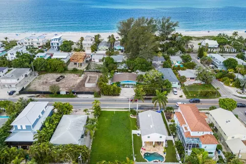 2813 Gulf Dr, Holmes Beach, FL 34217