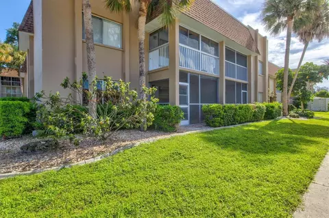 1500 Glen Oaks Dr E #111, Sarasota, FL 34232
