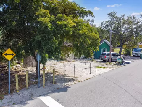 801 5th St E, Bradenton, FL 34208