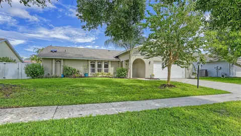 5577 Sweetwater Oak Dr, Sarasota, FL 34232
