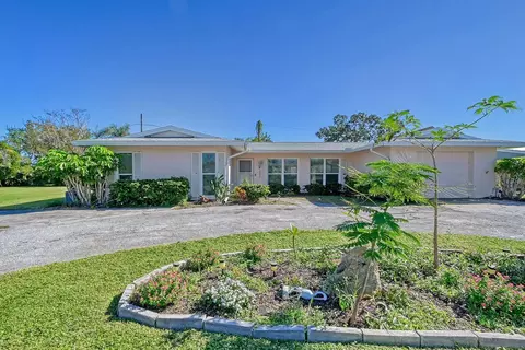 2488 Breakwater Cir, Sarasota, FL 34231