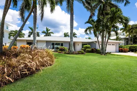 617 Key Royale Dr, Holmes Beach, FL 34217
