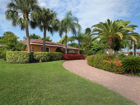 7137 Westmoreland Dr, Sarasota, FL 34243