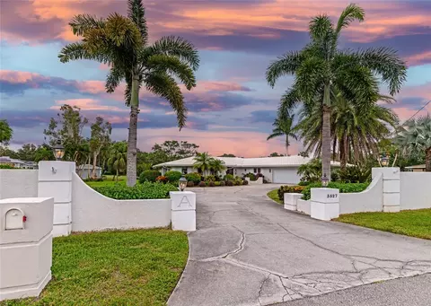 3527 W Forest Lake Dr, Sarasota, FL 34232