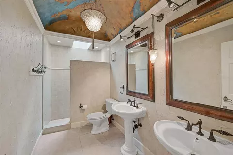 Bath - 909 Macewen Dr, Osprey, FL 34229 photo 6 of 7
