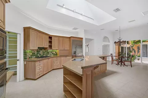 Kitchen - 909 Macewen Dr, Osprey, FL 34229 photo 2 of 5