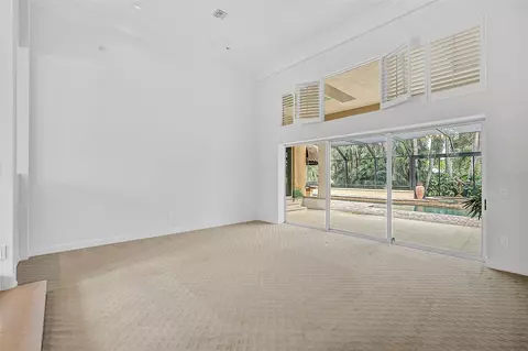 Living - 909 Macewen Dr, Osprey, FL 34229 photo 4 of 11