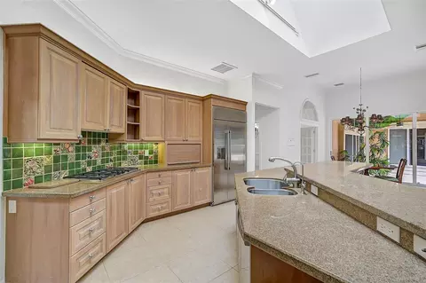 Kitchen - 909 Macewen Dr, Osprey, FL 34229 photo 3 of 5