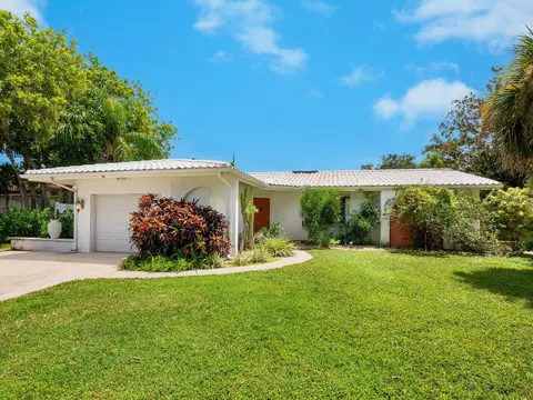 302 Mendez Dr, Sarasota, FL 34243
