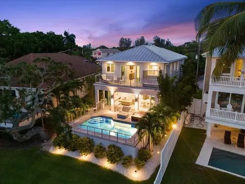 4866 Commonwealth Dr, Sarasota, FL 34242