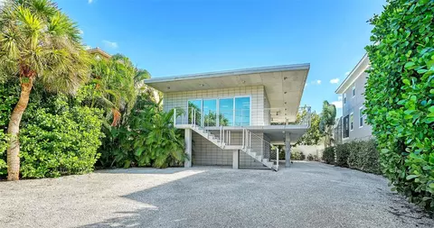 4949 Commonwealth Dr, Sarasota, FL 34242